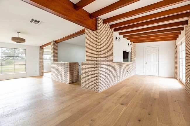 Building Photo - 300 Parish Dr