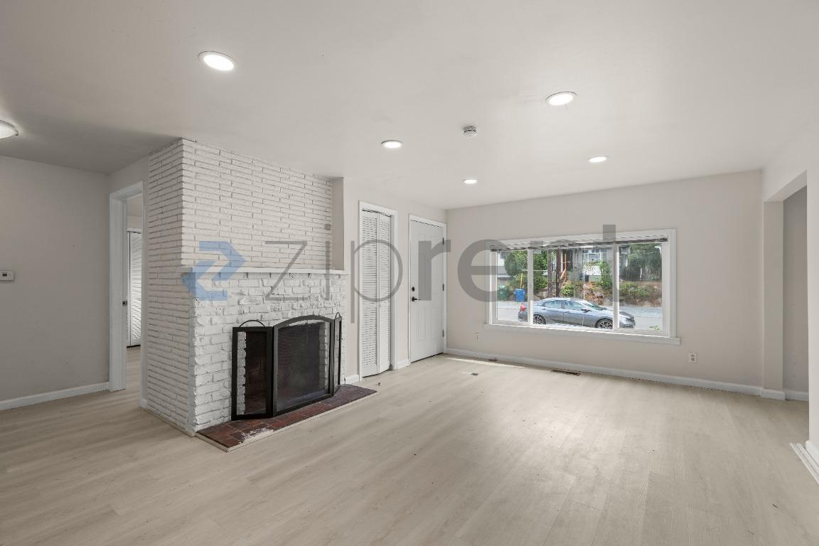 Building Photo - Unit