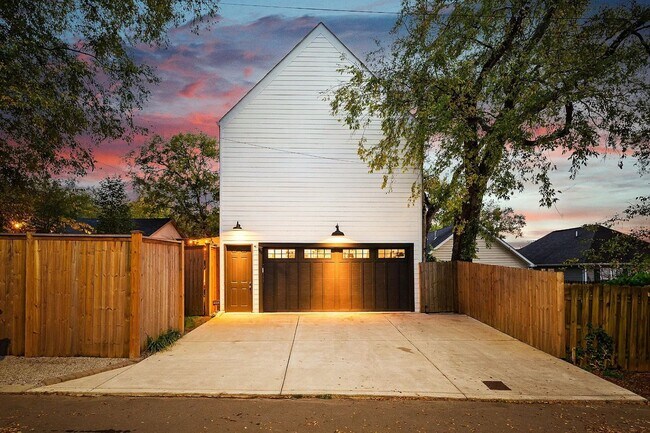 Building Photo - Great price for a huge house! CHARMING Sylvan Heights home 4 Bed 4 Bath. Beautiful private backya...