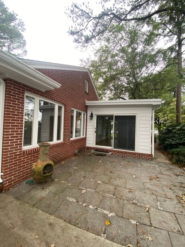 Building Photo - Beautiful 3 BR/2.5 BA Waterfront Home on Trent River!