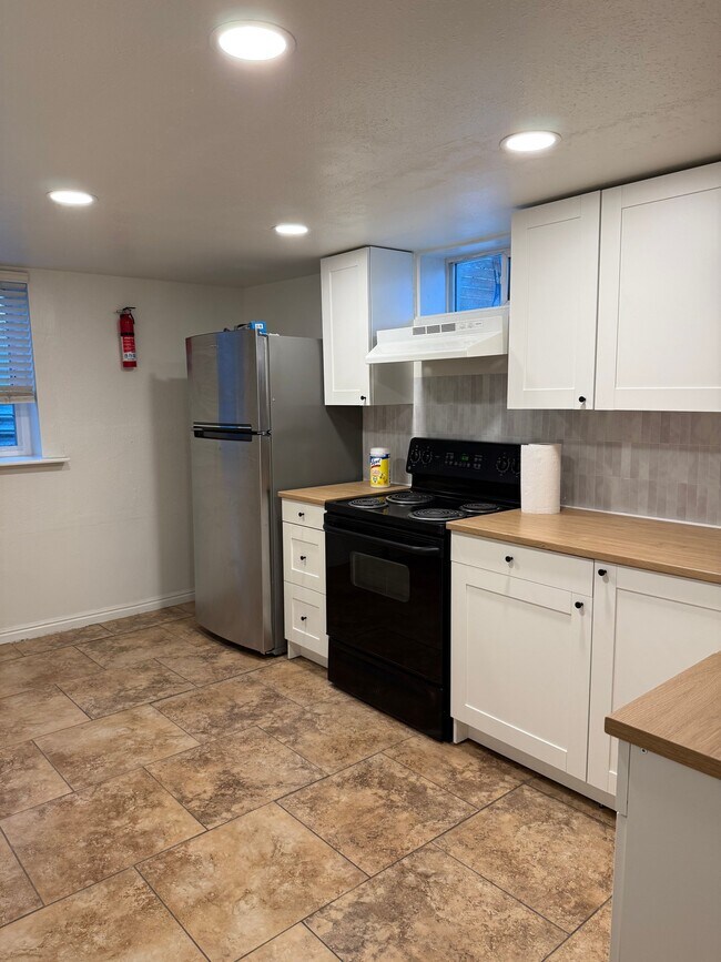 Building Photo - 948 Poinsettia Dr