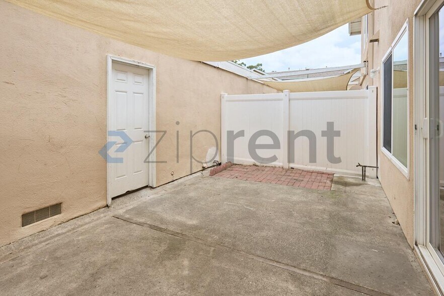 Building Photo - Unit