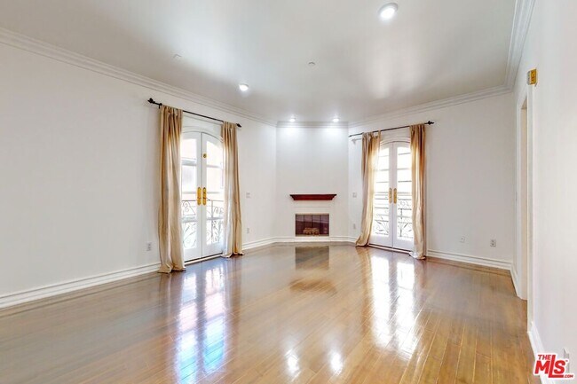 Building Photo - 353 S Reeves Dr