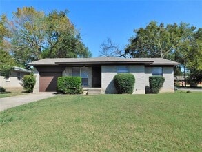 Building Photo - 929 Manhattan Dr