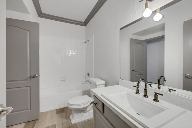 Building Photo - Gorgeous highly upgraded 2 bedroom condo