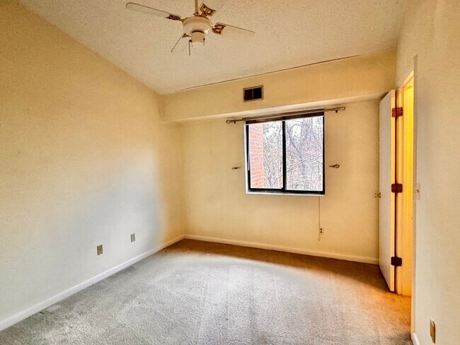Building Photo - 2 Bedroom/2 Bath Condo near shopping with den, community Pool and more!