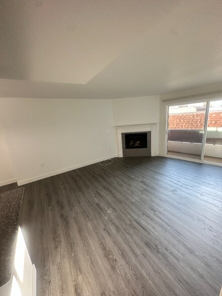 Primary Photo - 15009 Moorpark St