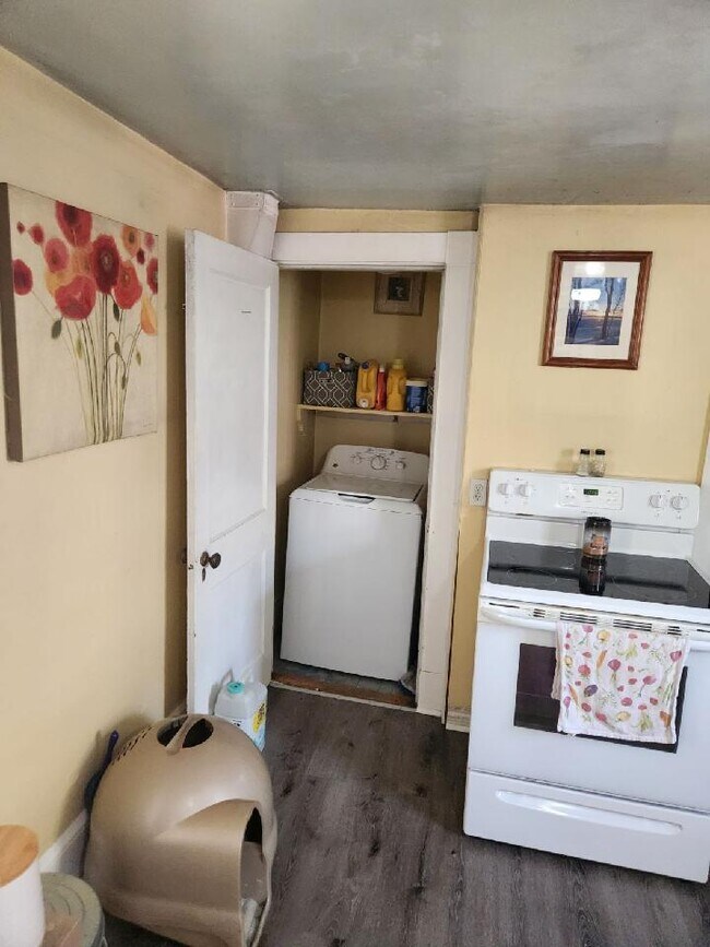 Washer Hookup - 35 Holyoke St