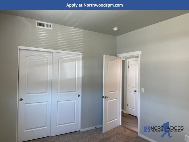 Building Photo - Newer Very Nice 2 Bedroom 1 Bathroom Downs...