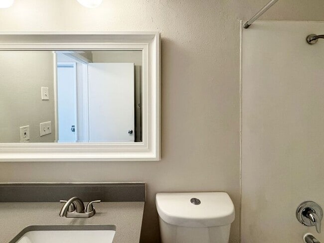 Building Photo - 1115 W 6th Ave