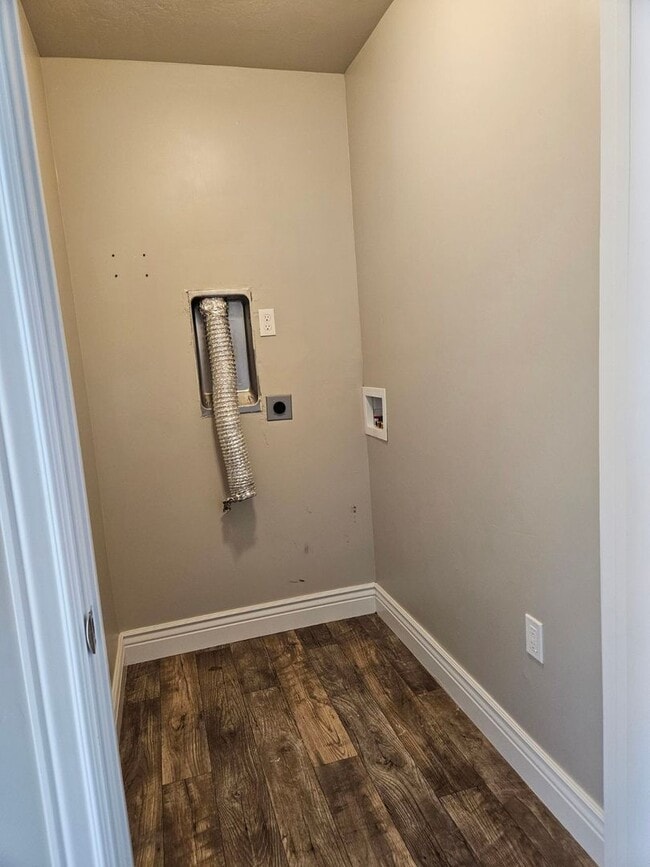 Building Photo - Charming 3 Bed, 2.5 Bath in Tooele