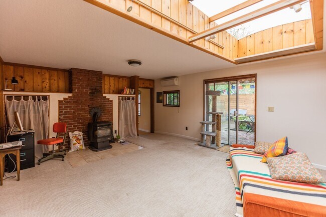 Building Photo - 3 bed/2 bath house in Oak Grove/Milwaukie- Available Now !