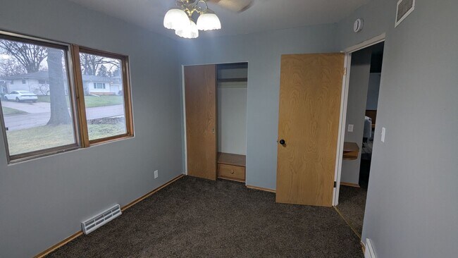 Building Photo - 3 bedroom, 1 bath home in Waterloo