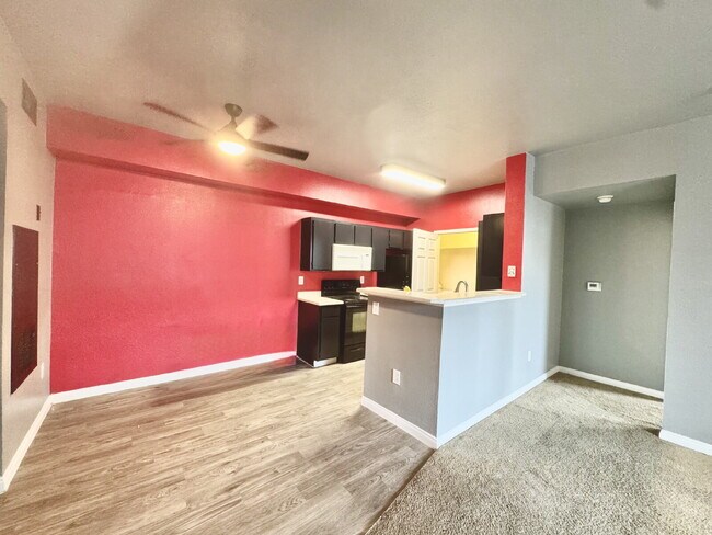 Building Photo - Ground Floor 2BD/2BA Condo in Gated Hender...