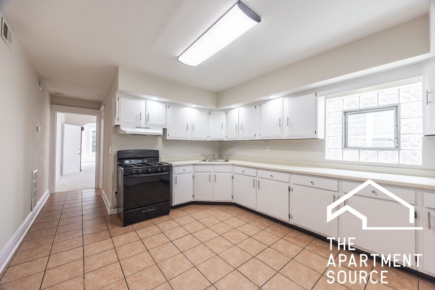 Building Photo - 2110 N Avers Ave