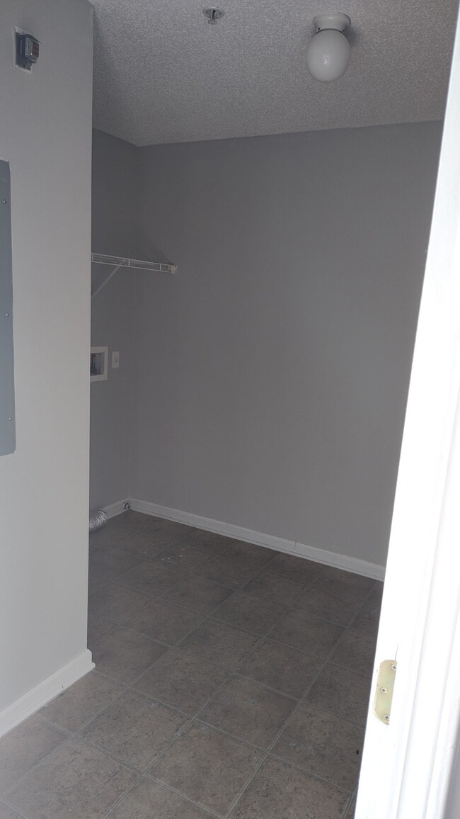 Building Photo - 2601 Riverridge Ct