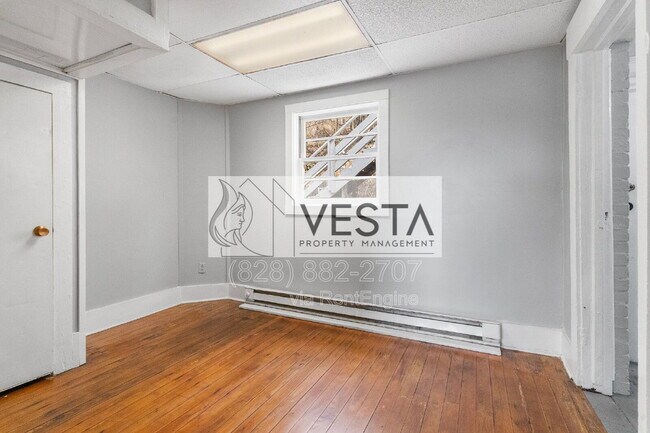 Building Photo - 240 Hillside St