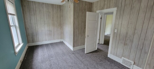 Building Photo - AVAILABLE JUNE - 4 Bed 1 Bath Located In East Hillside