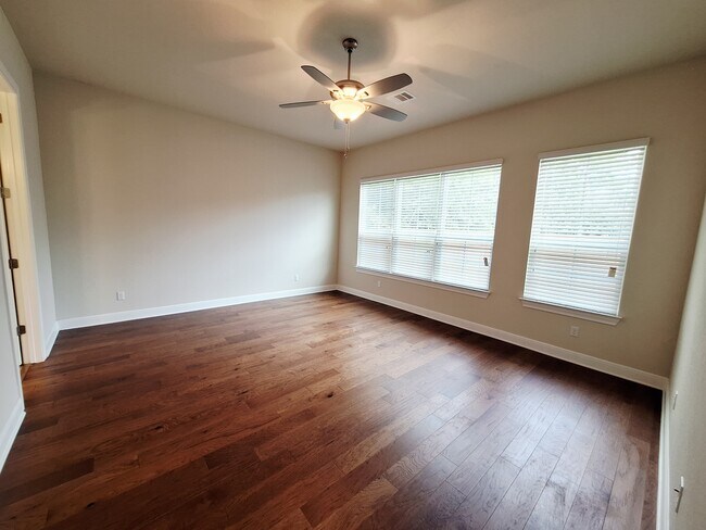 Building Photo - 4562 Katherine Dr