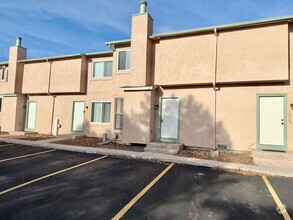 Building Photo - 2 Bedroom Townhome - walking distance to p...