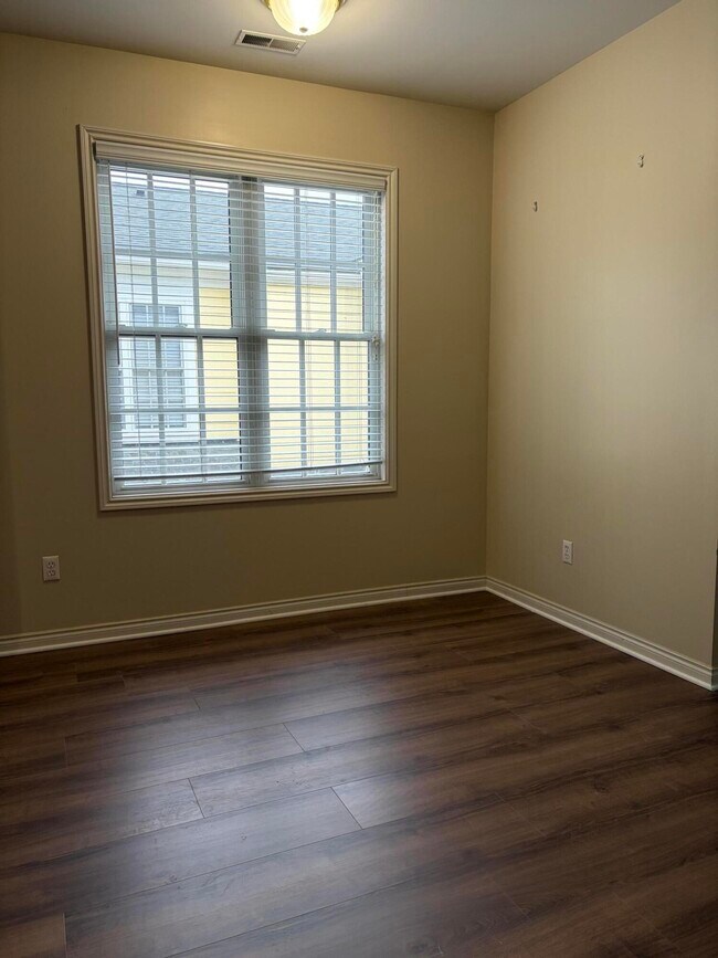 Building Photo - 534 Constitution St