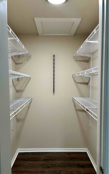 Building Photo - 608 Diamond Dr