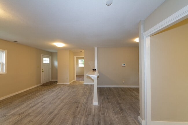 Primary Photo - Completely remodeled 3 bed 1 bath home rea...