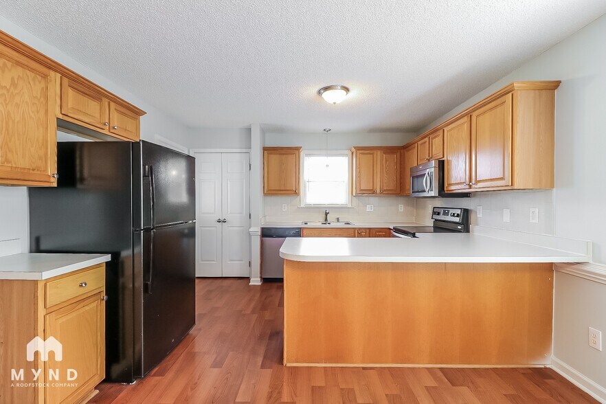 Building Photo - 928 Shannondale Dr