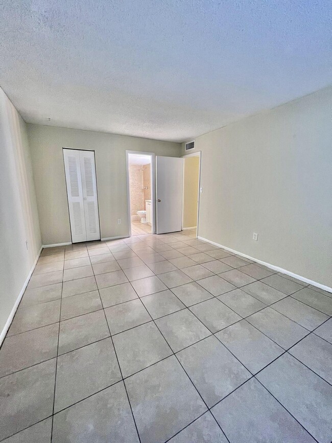 Building Photo - 415 Executive Center Dr