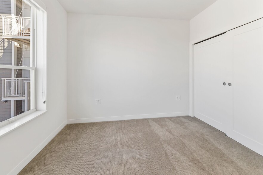 Building Photo - 5945 6th Ave