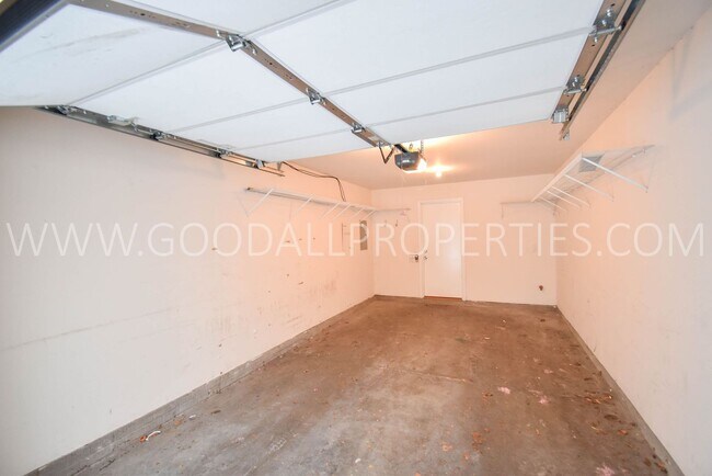 Building Photo - Beautiful 2 bedroom, 2 bath Town house in West Des Moines with 1-car attached garage