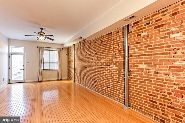 Building Photo - 814 S Clinton St