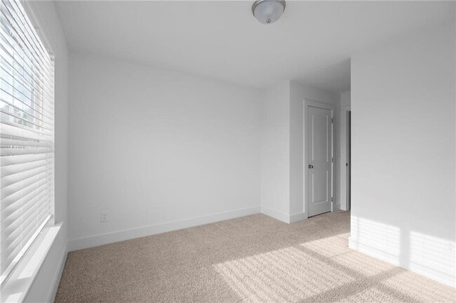 Building Photo - 1815 Edgehill Dr