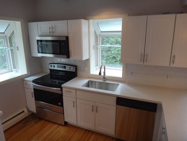 Building Photo - 3br/2ba Linden Hills Charmer - Great Location, Professional Management!