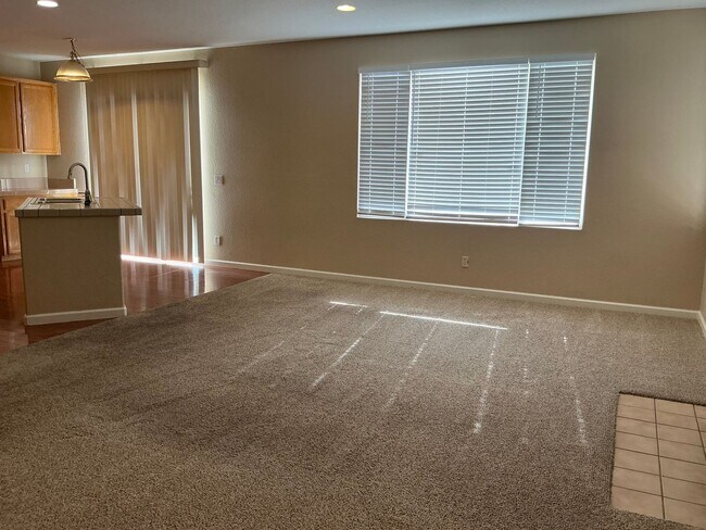 Building Photo - Four bedroom beauty