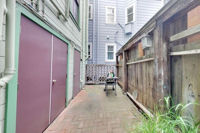 Building Photo - 159 Castro St