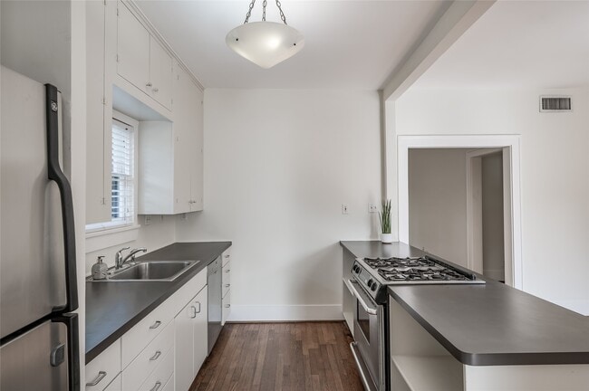 Building Photo - 1737 Albans Rd