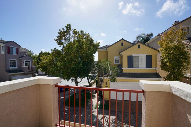 Building Photo - Furnished Rental 3BR/2.5 BA Charming 3 Lev...