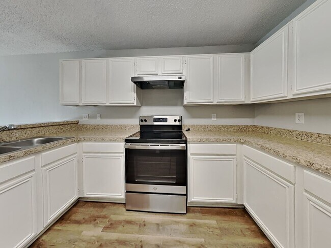 Building Photo - Charming 3 Bed Home for Rent in Dallas | Vaulted Ceilings | 2-Car Garage