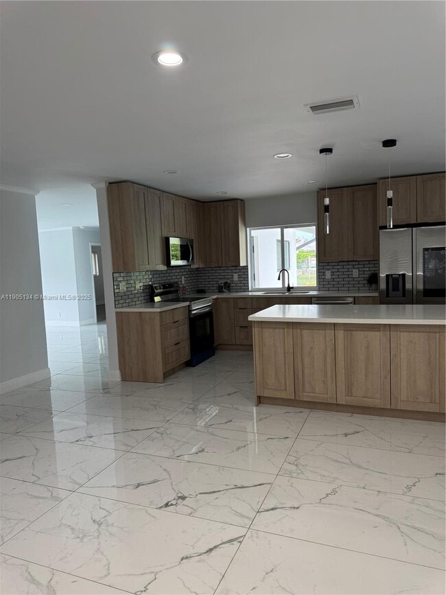 Building Photo - 11811 NW 5th Ct