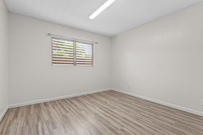 Building Photo - Pet-Friendly 2-Bed Gem | Steps from Leeward CC