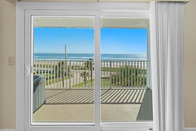 Building Photo - Oceanfront 2 Bedroom Condo with Stunning Views