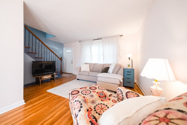 Building Photo - 2040 Montreal Ave