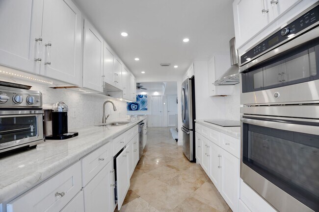 Building Photo - 3546 S Ocean Blvd