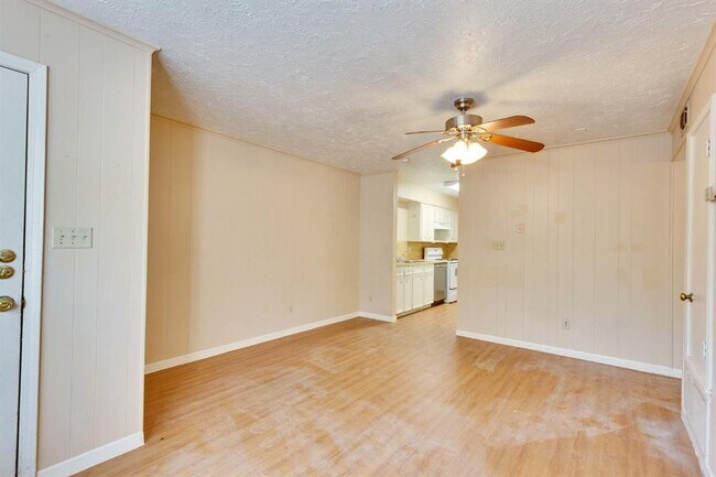 Building Photo - 908 N LBJ Dr