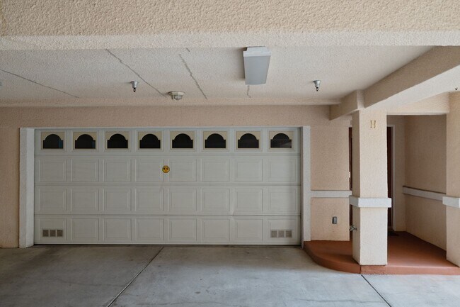 Building Photo - 2 WEEKS OFF SPECIAL..BEAUTIFUL 4 BED 3 BATH UNIT!!!!!