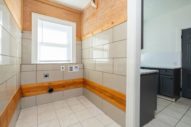 Building Photo - 423 N Emporia Ave