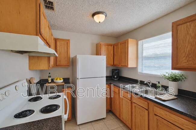 Building Photo - 1121 La Marche Dr