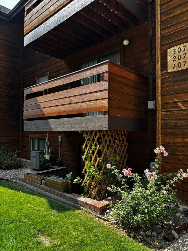 Building Photo - Spacious Green Mountain One Bedroom w/Pool...