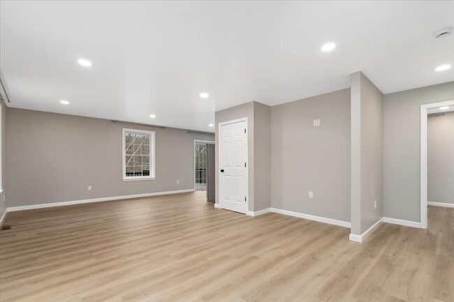 Building Photo - 237 Maplewold Rd